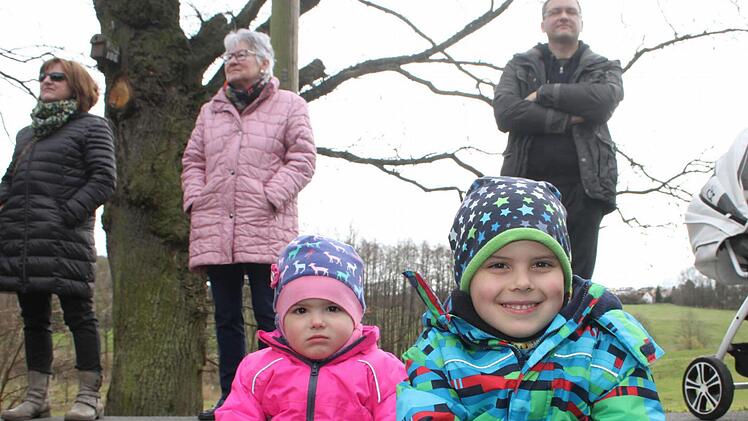 Nino Herold (5) hat sich mit seiner Schwester Lia (1 1/2) den besten Platz ausgesucht und wartete im Schneidersitz auf das Erscheinen der Langohren. Foto: Sonja Adam