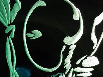 Geisterhafte Gestalten zauberte Winfried Wunderlich mit aufwendiger Fräsarbeit in Glasscheiben. Foto: Marco Meißner