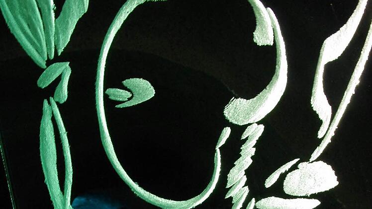 Geisterhafte Gestalten zauberte Winfried Wunderlich mit aufwendiger Fräsarbeit in Glasscheiben. Foto: Marco Meißner