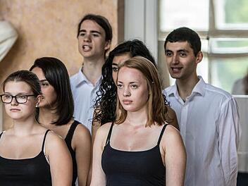 Zum Auftakt des Festivals für Schultheater präsentiert die Regiomontanus-Schule eine Eigenproduktion - Experimente mit Texten von Brecht und Shakespeare. Die Vorstellung in der Reithalle findet an diesem Montag statt (4. Juli, 20 Uhr).Foto: Jochen Berger