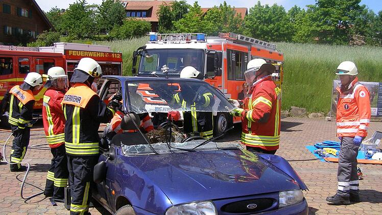Bergung von Verletzten aus dem Auto. Foto: Wolfgang Saam