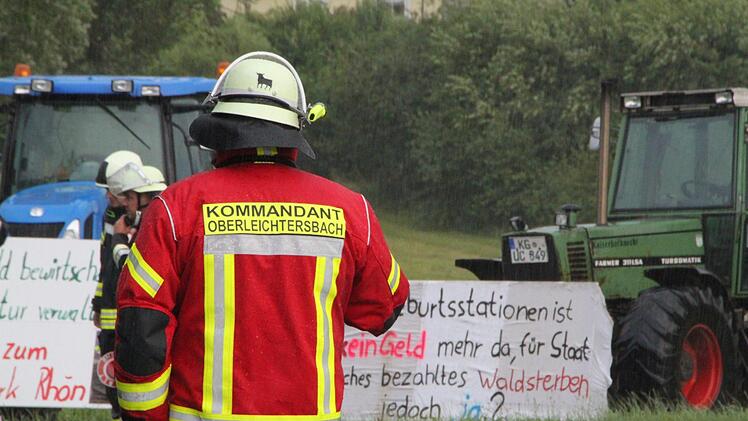 Draußen lotste die Feuerwehr die Autos zu den Parkplätzen. Foto: Ulrike Müller