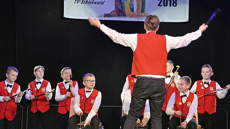 Das "Luftpumpenorchester" des Jugendelferrats der Faschingsgesellschaft mit ihrem "Dirigenten" Pascal Ströhlein bei der 34. Oberfränkischen Nachwuchs-Sitzung in Schönwald begeisterte auf der Bühne. Foto: privat