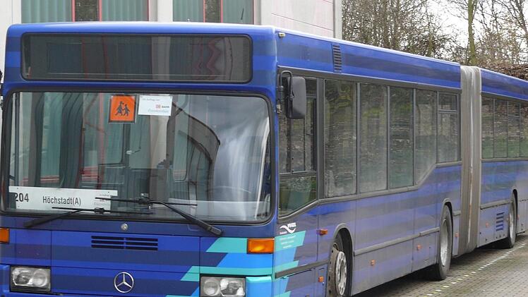 Dieser 18-Meter-Gelenkbus ist blau, die Blaue Plakette würde er aber nicht bekommen. Er wird bald gegen ein neueres Modell ausgetauscht.