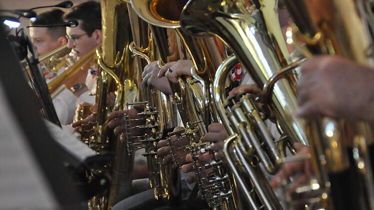 Die Trachtenkapelle des Musikvereines Schondra ist für gehobene Blasmusik bekannt. So auch bei ihrem Mottokonzert zum Thema Amerika, mit dem sie die Zuhörer überraschte.Foto: Peter Klopf