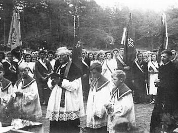 Mit einem Festgottesdienst wurde der Sportplatz am  28. August 1949 eingeweiht.  Im Vordergrund Pfarrer Zier. Vereinsarchiv TSV Ebenhausen