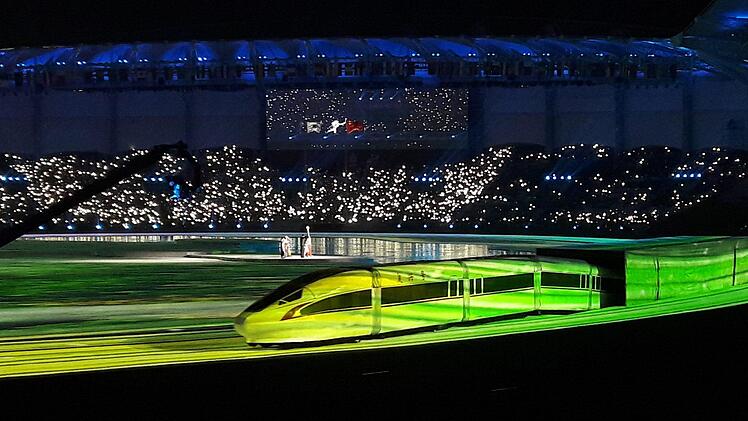 Gigantisch war die Eröffnungs-Show vor 60 000 Zuschauern im Stadion von Wuhan. Foto: privat