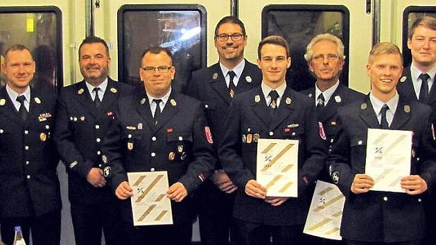 Die erfolgreichen Absolventen der Pr&uuml;fung f&uuml;r das Deutsche Feuerwehr-Fitnessabzeichen mit KBI Stefan D&uuml;thorn (links)  Fotos: privat