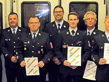 Die erfolgreichen Absolventen der Pr&uuml;fung f&uuml;r das Deutsche Feuerwehr-Fitnessabzeichen mit KBI Stefan D&uuml;thorn (links)  Fotos: privat