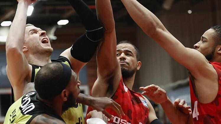 Einmal mehr ragte Osvaldas Olisevicius (am Ball) aus dem Medi-Team heraus. Hier wird er von den Würzburgern Alex King und Cameron Hunt (nach rechts) bedrängt. Vorne der Bayreuther Dererk Pardon.