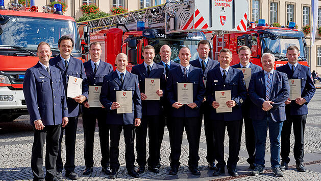 Bamberg: Mehrere Feuerwehrbeamte befördert - für ihr Engagement im Dienst