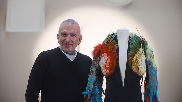 Der M&ouml;desch&ouml;pfer Jean Paul Gaultier pflegt ebenfalls eine lange und intensive Zusammenarbeit mit dem ESC. Einige legend&auml;re Auftritte wurden durch seine Garderobe mit gepr&auml;gt.