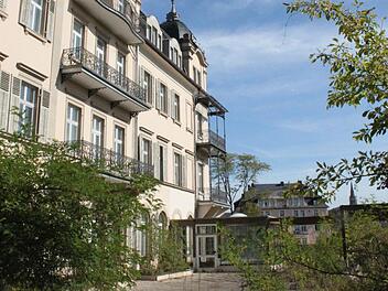 Noch immer liegt der Fürstenhof brach. Wann die Arbeiten zum Umbau in ein De-Luxe-Hotel beginnen, ist noch offen. Foto: Mäuser