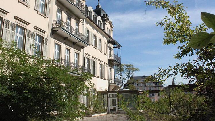 Noch immer liegt der Fürstenhof brach. Wann die Arbeiten zum Umbau in ein De-Luxe-Hotel beginnen, ist noch offen. Foto: Mäuser