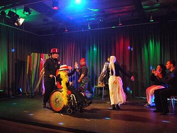 Im Zirkus ist viel los. Das erleben die Heimbewohner auf ihrer Reise.Fotos: Lindner