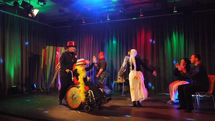 Im Zirkus ist viel los. Das erleben die Heimbewohner auf ihrer Reise.Fotos: Lindner