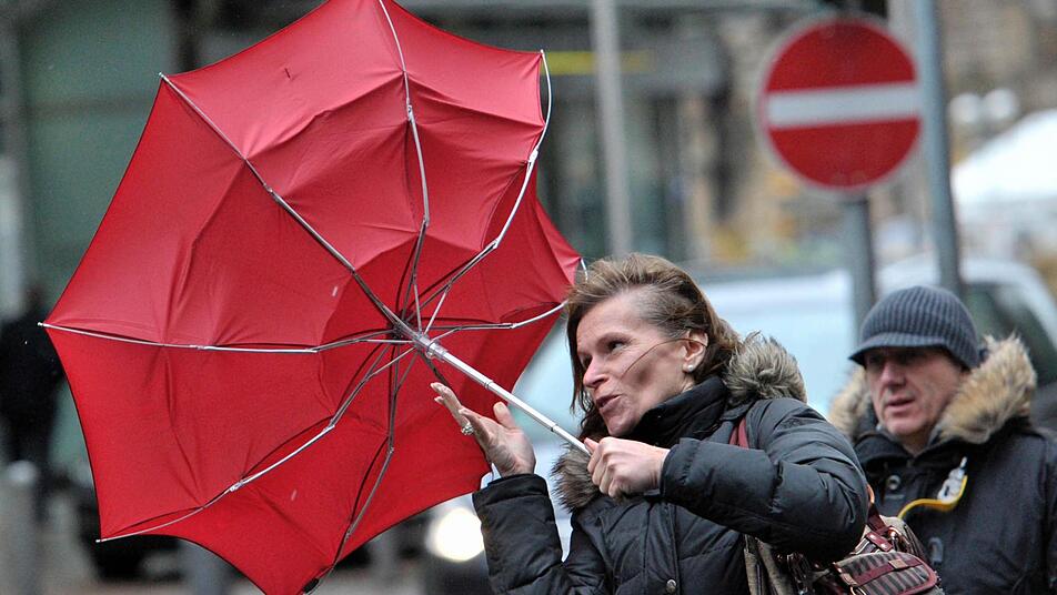 Den Kampf gegen eine Orkanböe verliert eine Passantin in Frankfurt am Main. Foto: dpa Den Kampf gegen eine Orkanböe verliert eine Passantin in Frankfurt am Main. Foto: dpa