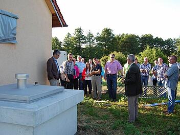 Beim Ortstermin am Wasserwerk in Thulba informierten sich die Ratsmitglieder über die Sanierungsarbeiten. Foto: Günther Straub