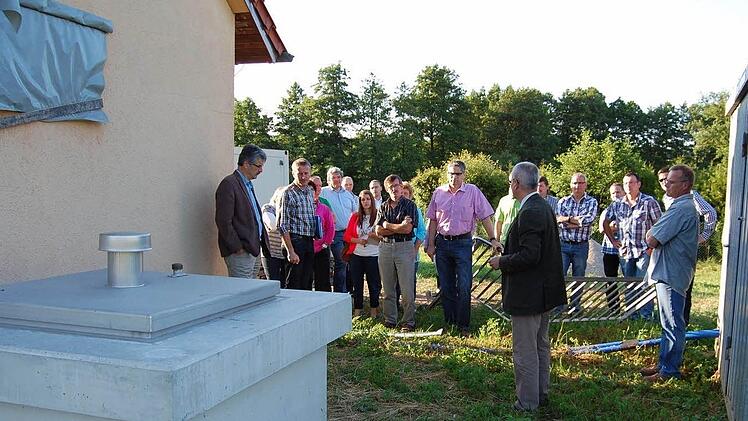 Beim Ortstermin am Wasserwerk in Thulba informierten sich die Ratsmitglieder über die Sanierungsarbeiten. Foto: Günther Straub