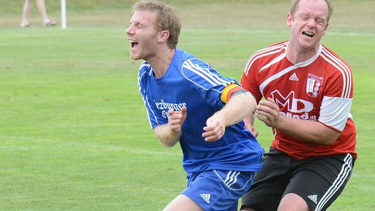 Schmerzhafte Begegnung: Christof Sauer, Spielführer des SV Aura, und Dominic Schmitt vom SC Diebach. Foto: ssp