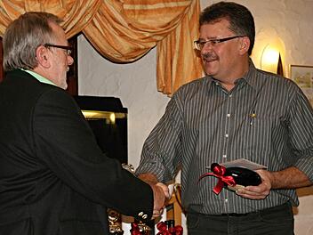 Siegfried Hegen aus Heubach (links) wurde zum Ehrenmitglied des AC Ebern ernannt. Hier der dazugehörige Händedruck vom 2. Vorsitzenden, Peter Just. Foto: privat