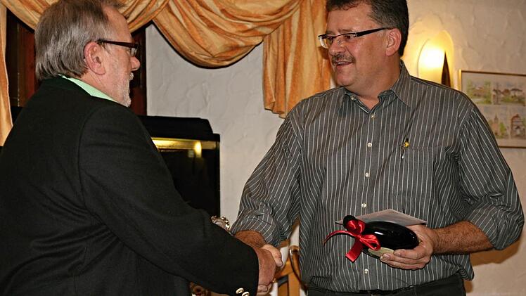 Siegfried Hegen aus Heubach (links) wurde zum Ehrenmitglied des AC Ebern ernannt. Hier der dazugehörige Händedruck vom 2. Vorsitzenden, Peter Just. Foto: privat