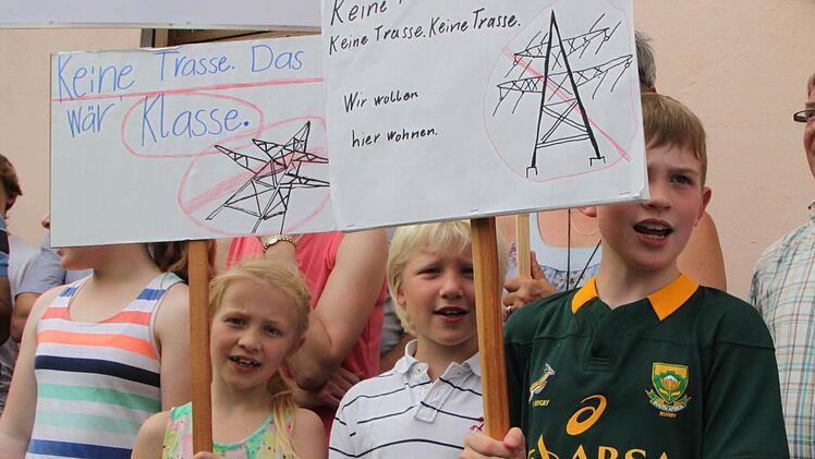 Mit selbst gemalten Plakaten empfangen Meike (von links), Robin und Finn aus Römershag den Ministerpräsidenten Horst Seehofer in Bad Brückenau. Foto: Ulrike Müller