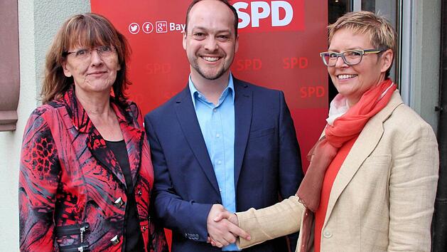 Matthias Kihn wurde als Vorsitzender des SPD-Unterbezirks Rh&ouml;n-Ha&szlig;berge wiedergew&auml;hlt. Landtagsabgeordnete Kathi Petersen (l.) und Bundestagsabgeordnete Sabine Dittmar gratulierten.  Foto: Dieter Britz