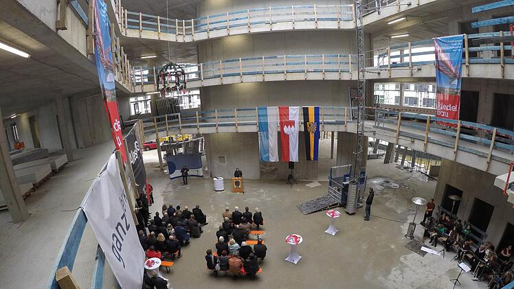 Das Atrium im Neubau des Landratsamts Erlangen-Höchstadt machte beim Richtfest Eindruck. Rund 40 Millionen Euro soll der Bau kosten. Foto: Christian Bauriedel