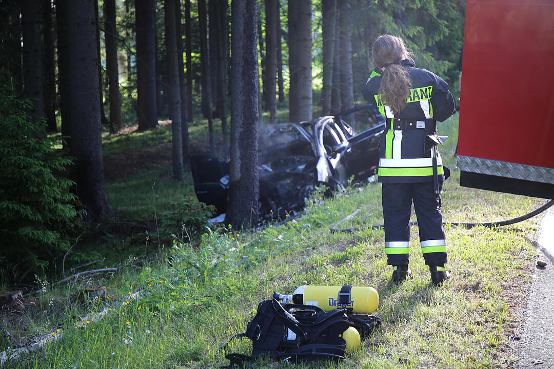 Helmbrechts: Auto gegen Baum gekracht und in Flammen aufgegangen