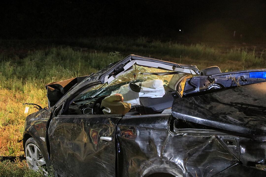 Kreis Erlangen: Cabrio überschlägt sich auf Acker mehrfach - Fahrer schwer verletzt