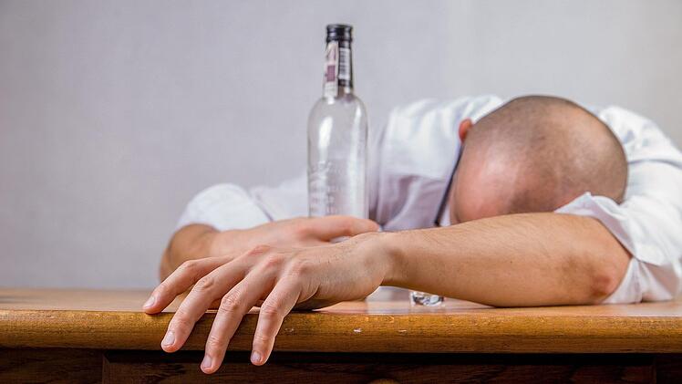 Der Wohnsitzlose wurde innerhalb von zwei Tagen zweimal sehr auffällig am Bahnhof in Hof. Dabei war er beide Male stark betrunken. Symbolbild: jarmoluk/pixabay.com