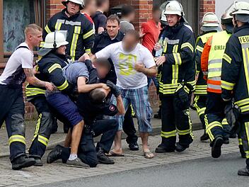 Im Bild behindern Männer in Bremervörde (Niedersachsen) nach einem tödlichen Unfall die Arbeit der Rettungskräfte. Auch in Forchheim herrscht zum Teil Unverständnis für die Einsätze und die Brutalität nimmt zu. Meist handelt es sich jedoch (nur) um verbale Attacken.  Foto: Theo Bick, dpa