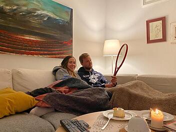 Ist nur schwer von seinem Arbeitsgerät zu trennen: Kevin Krawietz (rechts) und seine Verlobte Judit auf der Couch in ihrer gemeinsamen Wohnung in München.  Foto: privat
