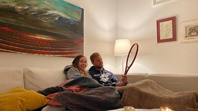 Ist nur schwer von seinem Arbeitsgerät zu trennen: Kevin Krawietz (rechts) und seine Verlobte Judit auf der Couch in ihrer gemeinsamen Wohnung in München.  Foto: privat