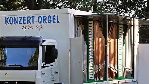 Die Open-Air-Konzertorgel der Firma Hoffmann & Schindler ist erstmals auf dem Viehmarkt in Hammelburg zu h&ouml;ren.