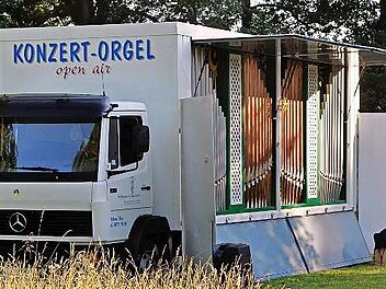 Die Open-Air-Konzertorgel der Firma Hoffmann & Schindler ist erstmals auf dem Viehmarkt in Hammelburg zu hören.