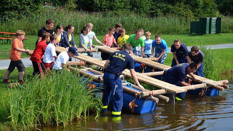 Das Floß wird zu Wasser gelassen.  Fotos: Dieter Hübner