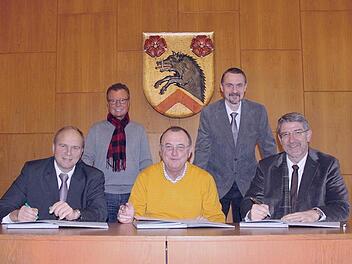 Bei der Vertragsunterzeichnung (von links): Bürgermeister Bernd Reisenweber, Thomas Albert, Eduard Mühlherr (beide Weber GmbH) Stefan Kemnitzer (Gemeinde Ebersdorf), Landrat Michael Busch.