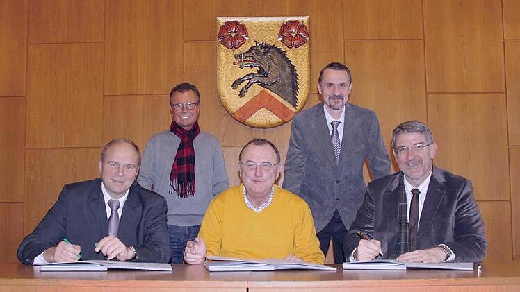 Bei der Vertragsunterzeichnung (von links): Bürgermeister Bernd Reisenweber, Thomas Albert, Eduard Mühlherr (beide Weber GmbH) Stefan Kemnitzer (Gemeinde Ebersdorf), Landrat Michael Busch.