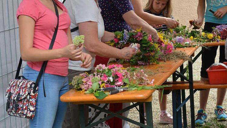 Blumenkränze binden