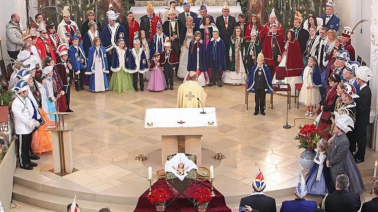 Pfarrer Wolfgang Eßel gab den Prinzenpaaren seinen Segen - und wurde zum Ehrenmitglied der Faschingsgesellschaft ernannt. Foto: Sonja Adam
