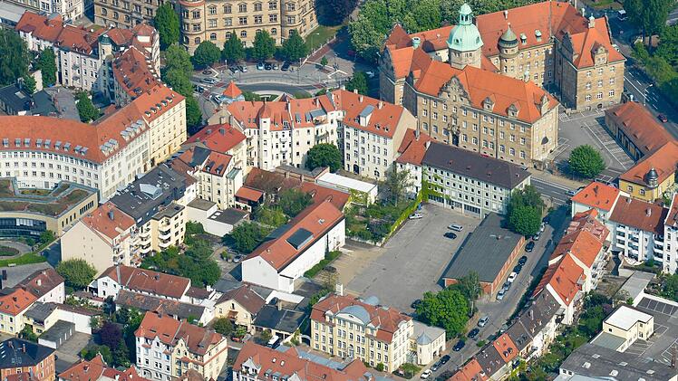 Auf dem Luftbild ist gut der ehemalige Park- und jetzige Bauplatz und der Wilhelmsplatz (oben) zu sehen. Foto: Ronald Rinklef