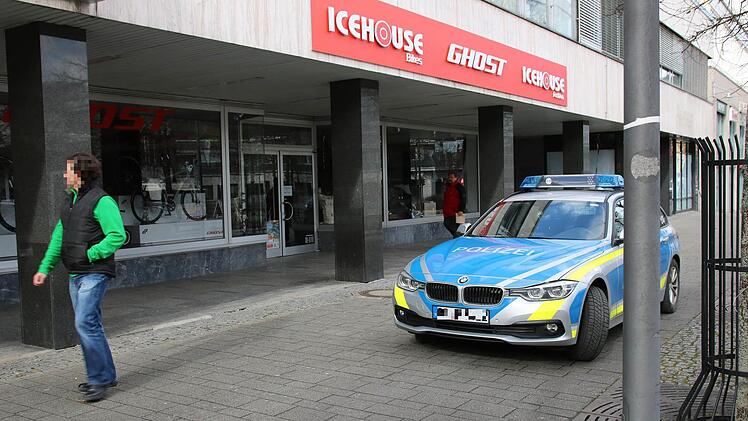 In der Nacht zum Donnerstag wurde in das Fahrradfachgeschäft Icehouse, Fritz-Hornschuch-Straße 7, eingebrochen. Nach ersten Erkenntnissen beläuft sich der Entwendungsschaden auf 30 000 Euro.  Foto: Stephan Tiroch