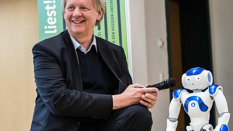 Begegnung Wie sich das Literaturfestival "Coburg liest" auf ungewohntes Terrain begibt und der Wissenschaftsjournalist Ulrich Eberl einlädt zur Reise in eine Welt voller smarter Maschinen.