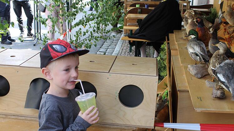 Beim Stand der Jagdhornbläser konnten die Kinder verdeckt nach Gegenständen fühlen.  Foto: Janina Reuter