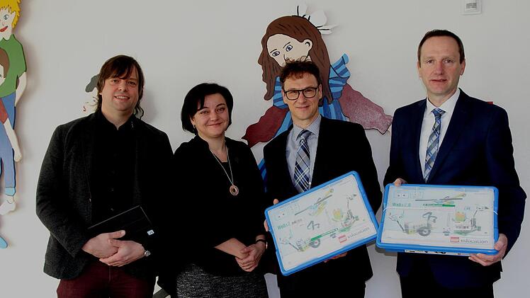 Markus Nerlicher (von links) von der Firma Technik-LPE, Rektorin Jutta Aumüller, Jens Witthüser und Bürgermeister Michael Ziegler bei der Überreichung des neuen Lernkonzepts "We-Do 2.0" und der dazugehörigen Bausteine.Günther Geiling
