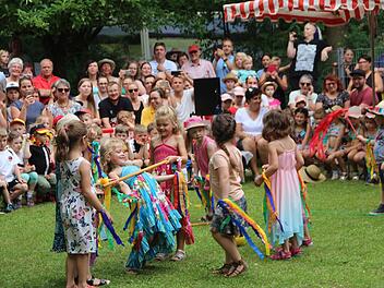 Die Kindergartenkinder hatten für das Pfarr- und Kindergartenfest eine Aufführung vorbereitet. Foto: Heike Beudert