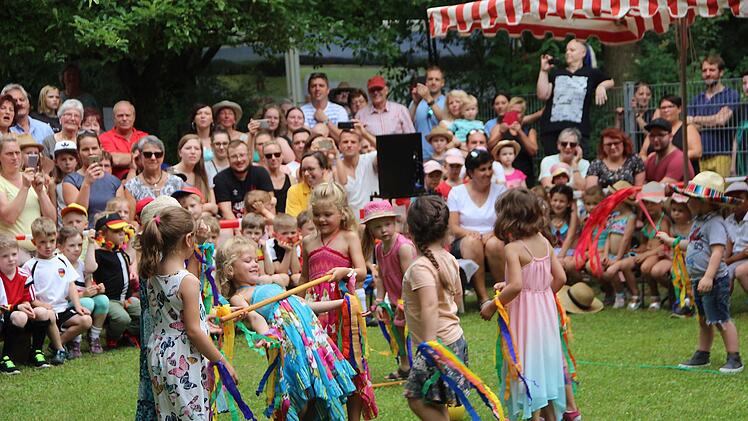 Die Kindergartenkinder hatten für das Pfarr- und Kindergartenfest eine Aufführung vorbereitet. Foto: Heike Beudert