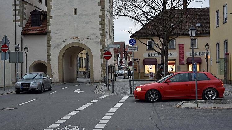 Auf der Kreuzung vor dem Oberen Turm wurde vor kurzem eine Fußgängerin bei einem Unfall tödlich verletzt. Sie wollte durch den Durchlass (Bildmitte), der für den Radweg geschaffen wurde, auf die andere Straßenseite (links im Bild) gehen und war von einem abbiegenden Lkw erfasst worden. Doch die Polizei rät davon ab, den Radweg in den Fußweg zu integrieren.Ulrike Langer